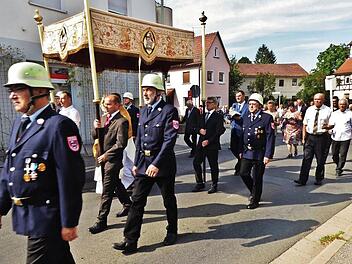 Die gro&szlig;e Kirchenparade der Altenkunstadter Vereine und eine feierliche Prozession durch die Ortsstra&szlig;en z&auml;hlten zu den H&ouml;hepunkten des Maria-Trost-Festes der katholischen Kirchengemeinde am Wochenende. Franziskaner-Pater Kosma Rejmer trug das Allerheiligste.  Foto: Bernd Kleinert