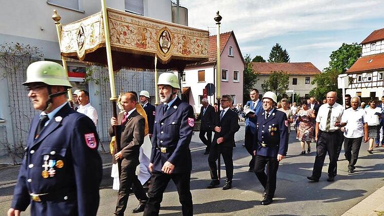 Die gro&szlig;e Kirchenparade der Altenkunstadter Vereine und eine feierliche Prozession durch die Ortsstra&szlig;en z&auml;hlten zu den H&ouml;hepunkten des Maria-Trost-Festes der katholischen Kirchengemeinde am Wochenende. Franziskaner-Pater Kosma Rejmer trug das Allerheiligste.  Foto: Bernd Kleinert