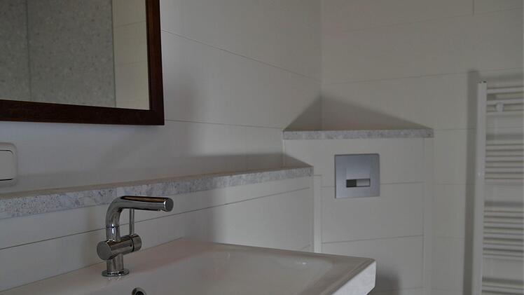Waschbecken, Toilette, Handtuchwärmer und Dusche für zwei: Das bad im Tiny House ist komplett ausgestattet. Foto: Sandra Hackenberg