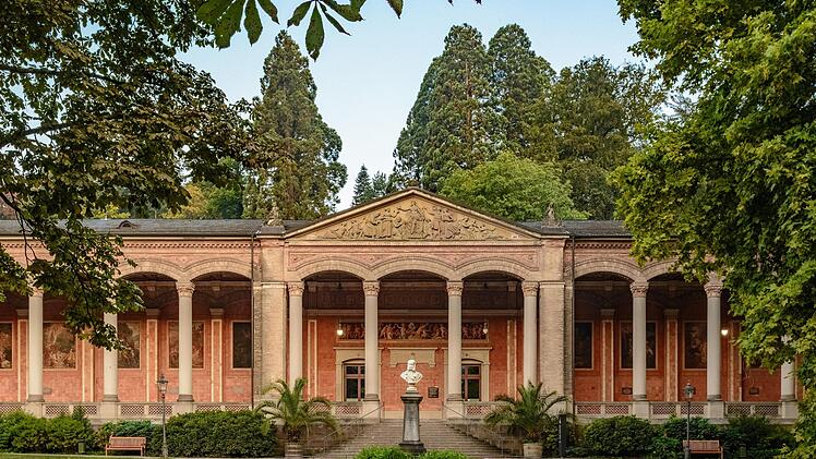Die Trinkhalle in Baden-Baden besticht mit ihren Rundbögen.
