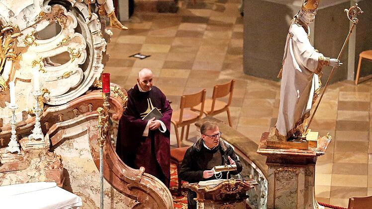Provinzialminister Pater Cornelius Bohl (vorne) begrüßte die Franziskanerpatres in der päpstlichen Basilika in Vierzehnheiligen.
