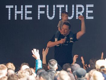Elon Musk besucht Fabrik in Grünheide