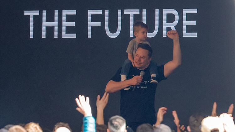 Elon Musk besucht Fabrik in Grünheide