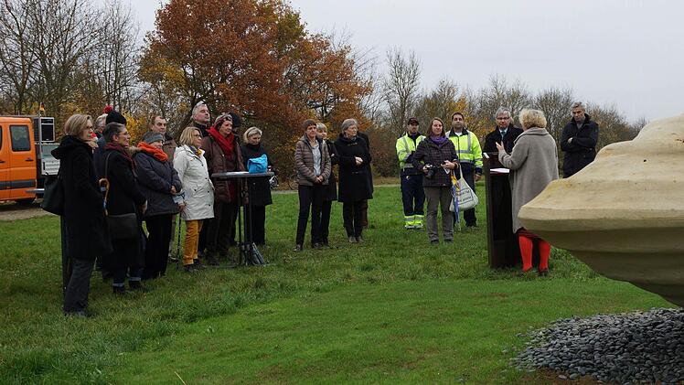 Bei der Übergabe tauschten sich Künstlerin und Gäste über die Skulptur "Archaika" aus. Fotos: Johannes Michel