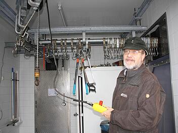 Heinrich Hümpfner, stellvertretender Leiter des Forstbetriebs Bad Brückenau, zeigt den Zerwirkraum in Stangenroth, der zwar erhalten bleibt, aber ins Nachbargebäude umzieht. Foto: Ralf Ruppert