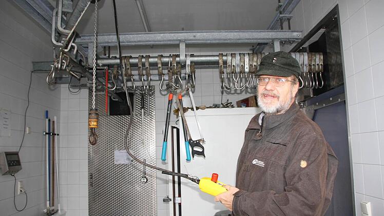 Heinrich Hümpfner, stellvertretender Leiter des Forstbetriebs Bad Brückenau, zeigt den Zerwirkraum in Stangenroth, der zwar erhalten bleibt, aber ins Nachbargebäude umzieht. Foto: Ralf Ruppert