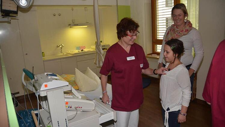 Auch der eigene Herzschlag durfte über ein Messgerät im Kreißsaal gehört werden.  Foto: Karl-Heinz Hofmann