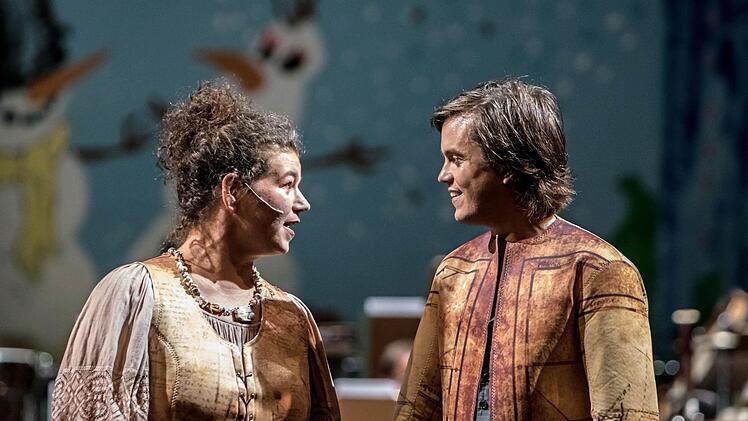 Impressionen vom Gala-Abend des Coburger Theaterfestes: Nicole Sippel und Benjamin Hübner in einem Ausschnitt aus dem Abenteuer-Rock-Musical "Die Schatzinsel".Foto: Jochen Berger