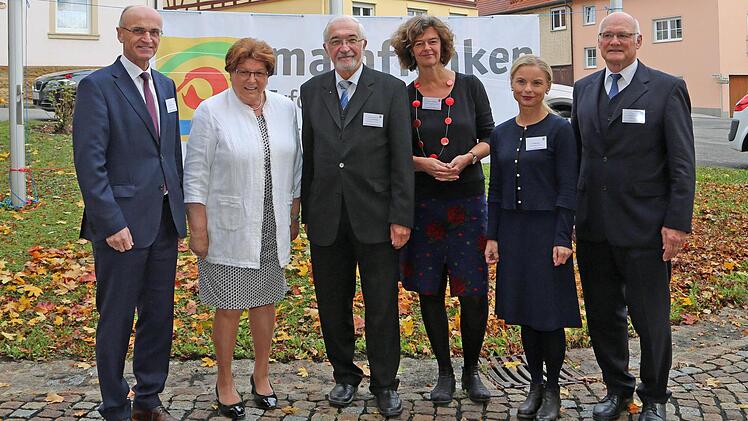 Die Akteure (von links): Landrat Wilhelm Schneider, Landtagspräsidentin Barbara Stamm, Regierungspräsident Paul Beinhofer, Bettina Reimann (Referentin DIFU), Geschäftsführerin Åsa Petersson (Region Mainfranken GmbH) und Bürgermeister Wolfgang Borst (Hofheimer Allianz)