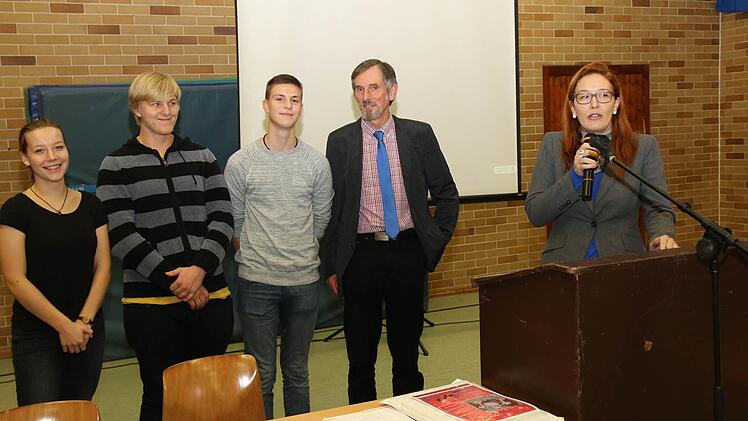Die Jugendlichen Patricia Rudolph, Tim Ernst und Tom Dressel hatten sich mit Themen in ihrer Gemeinde beschäftigt und trugen einige Ergebnisse und Wünsche in der Bürgerversammlung vor. Bürgermeister Martin Rauscher und Tina Großmann freuten sich über das Engagement der Jugendlichen. Foto: Michael Stelzner