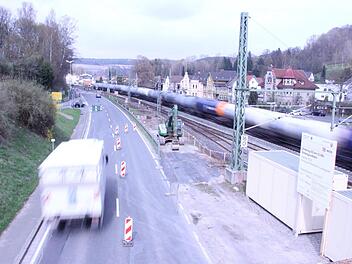 Die B 85 ist auf Höhe der Nordbrücke nur einspurig befahrbar. Autofahrer, die aus dem Norden kommen, müssen rechts abbiegen und über die Ludwigsstädter Straße wieder auf die B 85 fahren.  Foto: Lisa Kieslinger