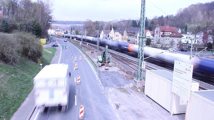 Die B 85 ist auf Höhe der Nordbrücke nur einspurig befahrbar. Autofahrer, die aus dem Norden kommen, müssen rechts abbiegen und über die Ludwigsstädter Straße wieder auf die B 85 fahren.  Foto: Lisa Kieslinger