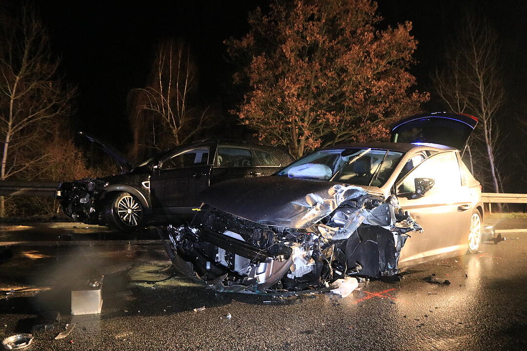 Drei Fahrzeuge krachen in Unfallstelle