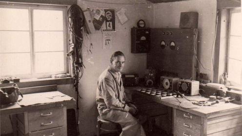 Der Beginn einer langen Firmengeschichte: Gründer Theodor Knüttel in seiner Reparaturwerkstatt in der Heimgartenstrasse.Foto: Elektro-Knüttel