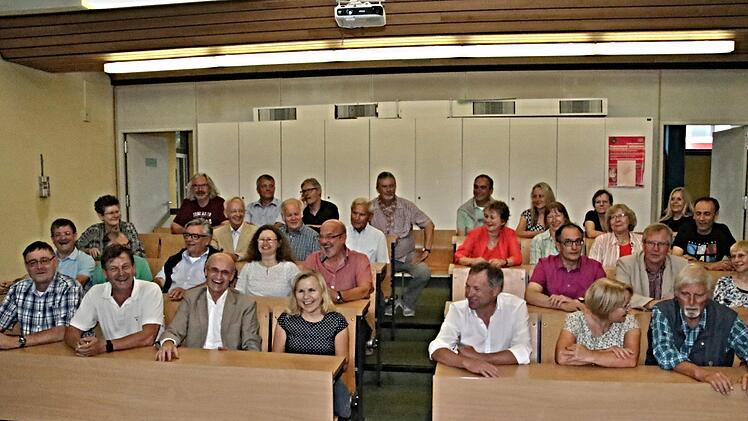 An alter Wirkungsstätte mit ehemaligen Lehrern: Vor 40 Jahren legten diese Frauen und Männer am FRG Ebern ihr Abitur ab. Mit dabei waren auch Landrat Wilhelm Schneider (vorne, Dritter von links) sowie die ehemaligen Lehrkräfte Hansfried Nickel, Karlheinz Krebs (dritte Reihe, Zweiter und Dritter von links) und Jörg Röder (vorne, rechts).Helmut Will