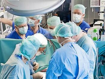 Die Wartezeit auf ein Herz ist länger als bei Niere oder Leber. Gerade Herztransplantationen sind besonders aufwändig, können aber Leben retten und im besten Fall jahrzehntelang im fremden Körper schlagen. Unikliniken Erlangen
