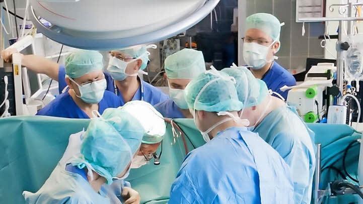 Die Wartezeit auf ein Herz ist länger als bei Niere oder Leber. Gerade Herztransplantationen sind besonders aufwändig, können aber Leben retten und im besten Fall jahrzehntelang im fremden Körper schlagen. Unikliniken Erlangen