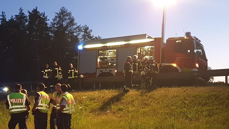 Beim Autobahndreieck Feucht kam ein Autofahrer von der Stra&szlig;e ab und verungl&uuml;ckte t&ouml;dlich. Foto: NEWS5 / Fechner