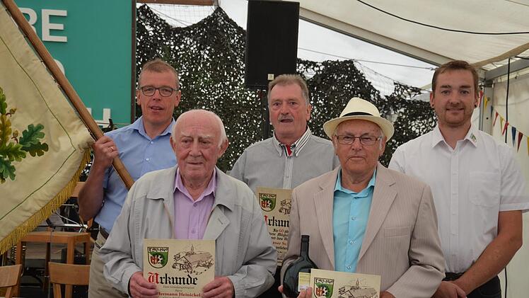 Zwei der ehemals 43 Gründungsmitglieder konnten bei den Feierlichkeiten gewürdigt werden. Hermann Heinickel und Paul Weidner (vorne von links) nahmen die Ehrung sichtlich gerührt entgegen. Auf stolze 60 Jahre Mitgliedschaft im Verein kann Werner Schmitt (hinten Mitte) zurückblicken. Im Bild eingerahmt wird er von den Gratulanten Edmund Schaupp (links) sowie dem Vorsitzenden Julian Engelhardt (rechts).