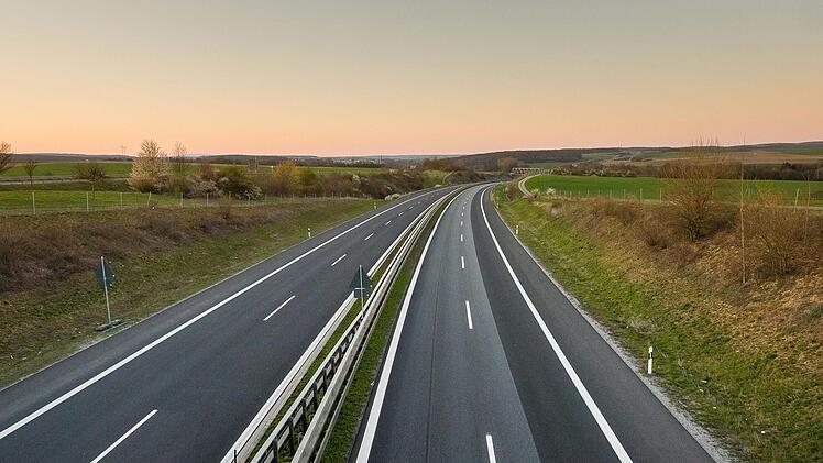 5. April 2020: Die A 71 bei Oberwerrn. Keiner ist mehr unterwegs. Die Menschen bleiben zuhause.  Foto: Martina Müller