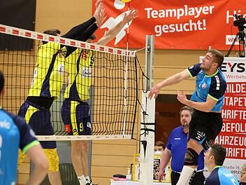 Marian Epple (rechts, am Netz) spielte gut f&uuml;r Hammelburg in Schwaig. Allerdings hatten die Gastgeber zweimal in der Crunchtime die Nase vorn.  Foto: Sportfoto Zink