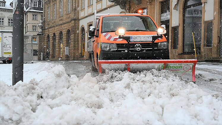 Bamberg: Starker Schneefall sorgt für Verkehrsbehinderungen - Winterdienst im Dauereinsatz