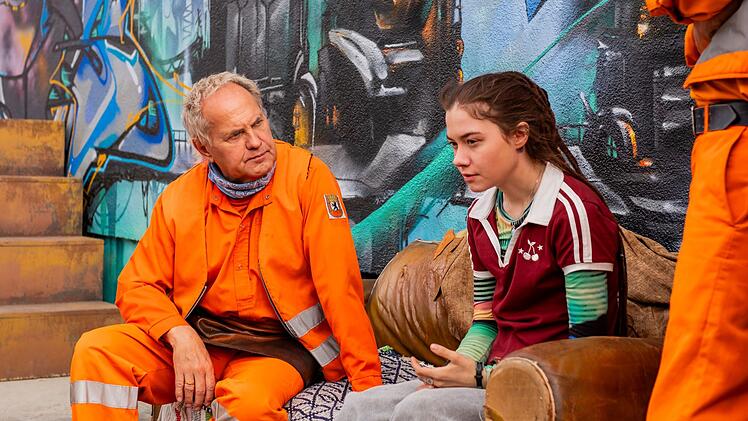 Werner Tr&auml;sch (Uwe Ochsenknecht) sorgt sich um Jelena (Hannah Schiller), die keinen Kontakt mehr zu ihrer Familie hat.