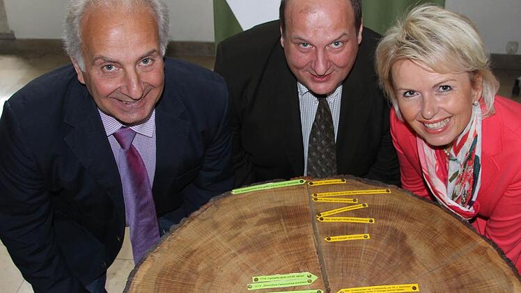 Nachhaltige Verbindung: Klaus Behr und Gerd Düll (beide Amt für Ernährung, Landwirtschaft und Forsten) zusammen mit Landrätin Tamara Bischof.  Foto: Sabine Herteux