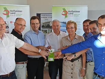 Ziehen bei der "Gründungs-Offensive Hofheimer Land" an einem Strang und nehmen Geld in die Hand (von links): Wolfgang Borst, Wilhelm Schneider, Werner Döhler, Karlheinz Denninger, Birgit Bayer, Hubert Endres, Dieter Möhring und Allianzmanager Tobias Alt. Foto: Brigitte Krause