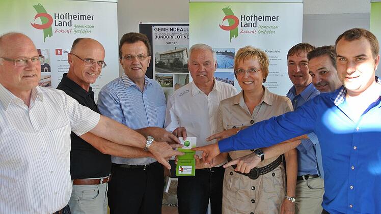 Ziehen bei der "Gründungs-Offensive Hofheimer Land" an einem Strang und nehmen Geld in die Hand (von links): Wolfgang Borst, Wilhelm Schneider, Werner Döhler, Karlheinz Denninger, Birgit Bayer, Hubert Endres, Dieter Möhring und Allianzmanager Tobias Alt. Foto: Brigitte Krause