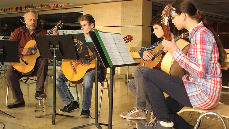 Das Gitarrenquartett mit Leiter Thom. Lipport (l.)