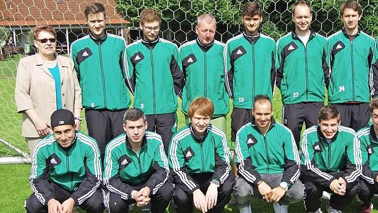 Die 1. Fußballmannschaft des SV Garitz mit den Stellvertretern des Landrates Martina Horcher (links) und Alfred Schenk (rechts). Das Team wurde zur Mannschaft des Landkreises 2013 gewählt.