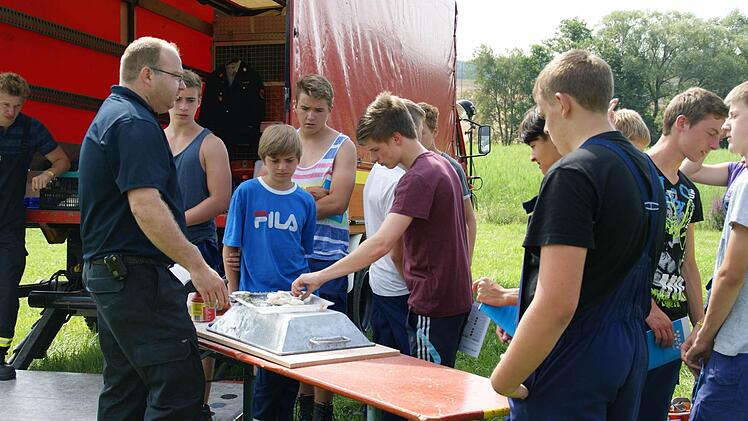 Sehr eindrucksvoll waren einige Demonstrationen bei der Stationsausbildung. Daniel nimmt beeindruckt die "Hand" in Augenschein, in der soeben ein Knallkörper explodierte.