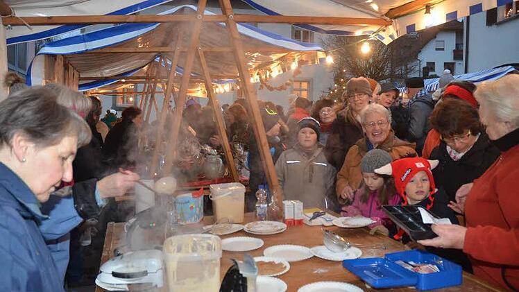 Fröhliche Stimmung herrschte beim Einkauf an den Ständen. Der Erlös kommt der Renovierung der Michaeliskirche zugute.