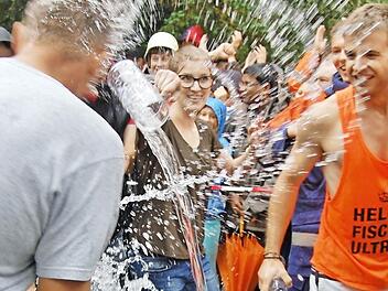 Geschafft! Beim letzten Maßkrug voll Wasser schwappte das 310-Liter-Fass über. Foto: Sigismund von Dobschütz