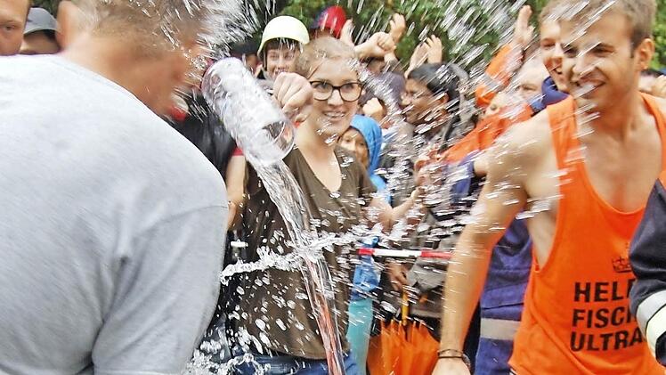 Geschafft! Beim letzten Maßkrug voll Wasser schwappte das 310-Liter-Fass über. Foto: Sigismund von Dobschütz