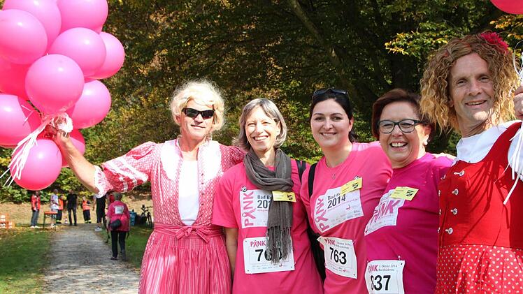 Pinklauf 2014: Bezirkstagsabgeordnete Karin Renner (zweite v. rechts) mit Besuchern aus dem französischen Partner-Departement. Foto: Ulrike Müller