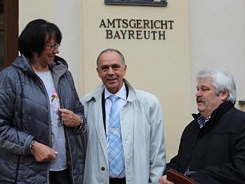 Zufriedene Gesichter nach der Zwangsversteigerung am Amtsgericht Bayreuth: Der Marktleugaster Bürgermeister Franz Uome (Mitte) im Gespräch mit den neuen Klostenbräu-Besitzern Renate Schlehofer-Knoch und Werner Schlehofer. Foto: Matthias Beetz
