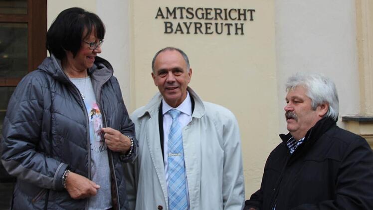 Zufriedene Gesichter nach der Zwangsversteigerung am Amtsgericht Bayreuth: Der Marktleugaster Bürgermeister Franz Uome (Mitte) im Gespräch mit den neuen Klostenbräu-Besitzern Renate Schlehofer-Knoch und Werner Schlehofer. Foto: Matthias Beetz