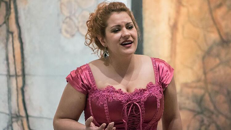 Stefanie Zillig begeisterte das Publikum im Coburger Kunstverein mit einem Operettenprogramm unter dem Motto "Es gibt ja keine Männer mehr". Foto: Jochen Berger