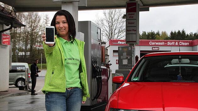 Nonstop online: Am Anfang hat Katja Maier vom Team der Tankstelle die Kunden noch auf das neue Angebot hingewiesen. Inzwischen wissen die meisten schon, dass es hier Freifunk gibt.  Foto: Ulrike M&uuml;ller