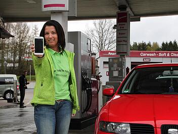 Nonstop online: Am Anfang hat Katja Maier vom Team der Tankstelle die Kunden noch auf das neue Angebot hingewiesen. Inzwischen wissen die meisten schon, dass es hier Freifunk gibt.  Foto: Ulrike Müller