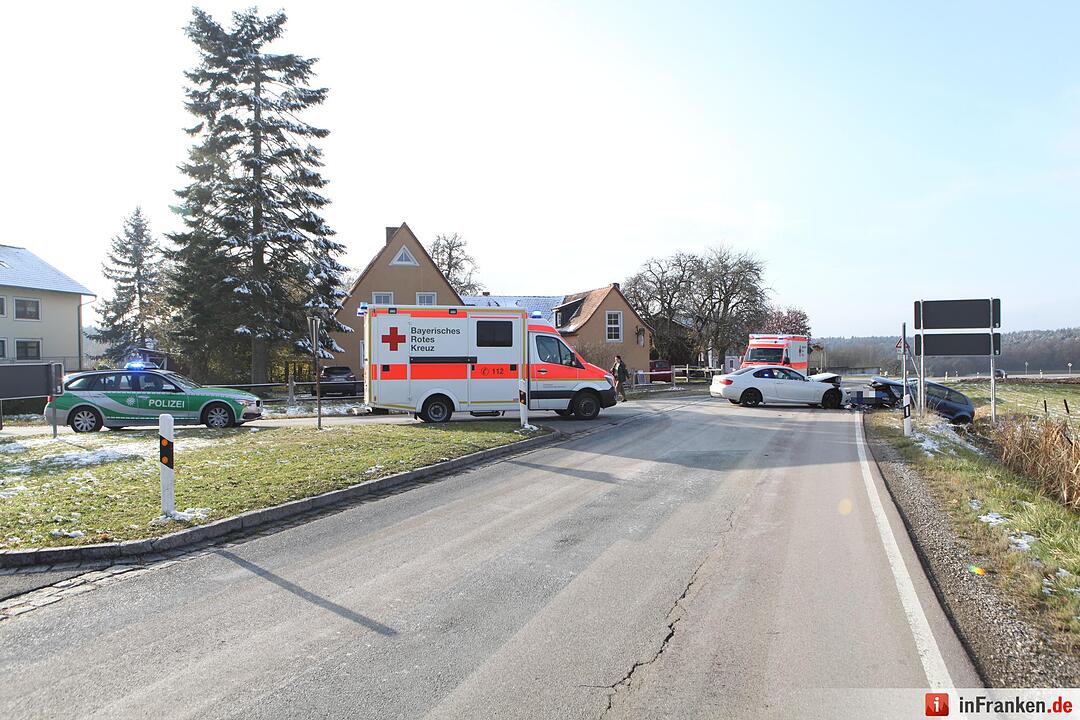 Frontalcrash nach Vorfahrtsmissachtung – Auto landet im Graben