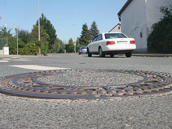Für die Entsorgung des Regenwassers, das von Straßen und öffentlichen Flächen in den Kanal fließt, müssen künftig die Gemeinden selbst zahlen. Dank dieser Gesetzesänderung fällt die Gebührenerhöhung in Wonsees nicht noch gravierender aus. Symbolfoto: Archiv/Busch