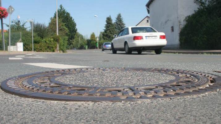 Für die Entsorgung des Regenwassers, das von Straßen und öffentlichen Flächen in den Kanal fließt, müssen künftig die Gemeinden selbst zahlen. Dank dieser Gesetzesänderung fällt die Gebührenerhöhung in Wonsees nicht noch gravierender aus. Symbolfoto: Archiv/Busch