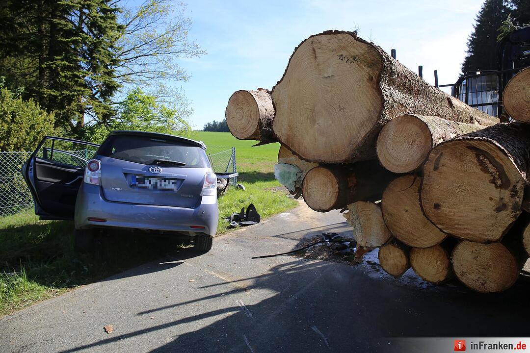 Kreis Hof: Auto kracht auf Holztransporter – Mutter und ihre zwei Kinder schwer verletzt