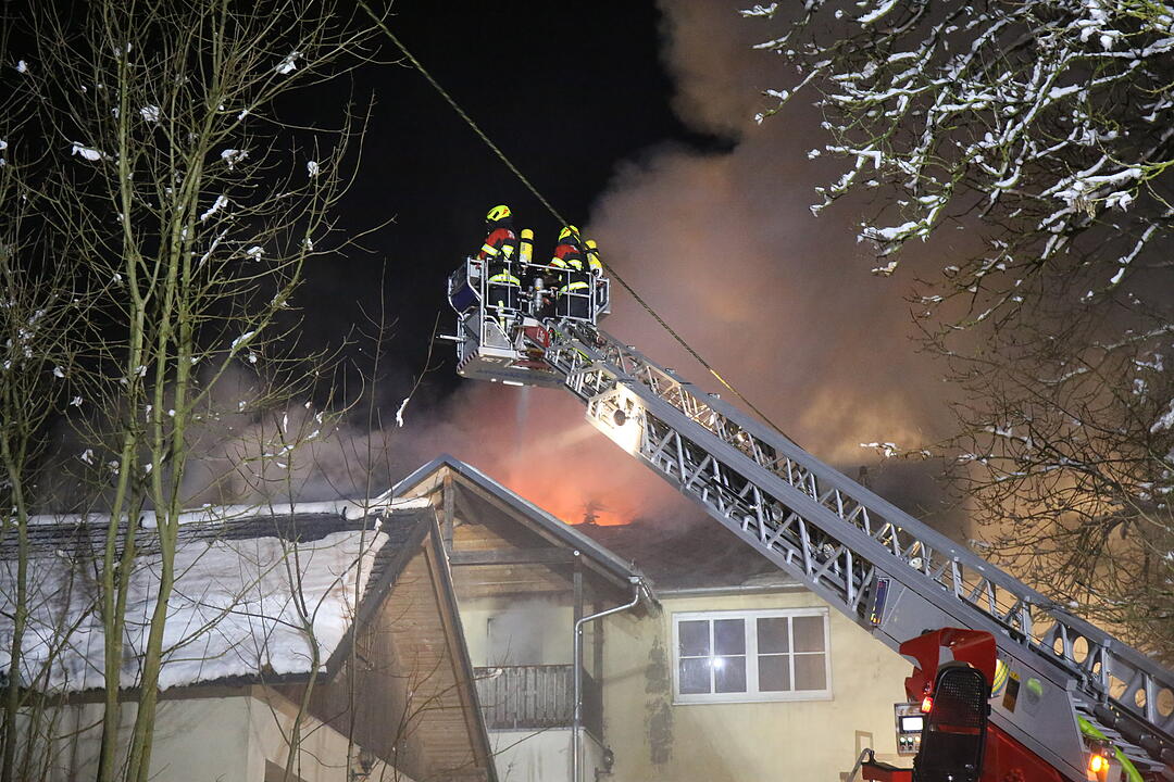 Dachstuhlbrand nahe Helmbrechts in Oberfranken hält Feuerwehr in Atem