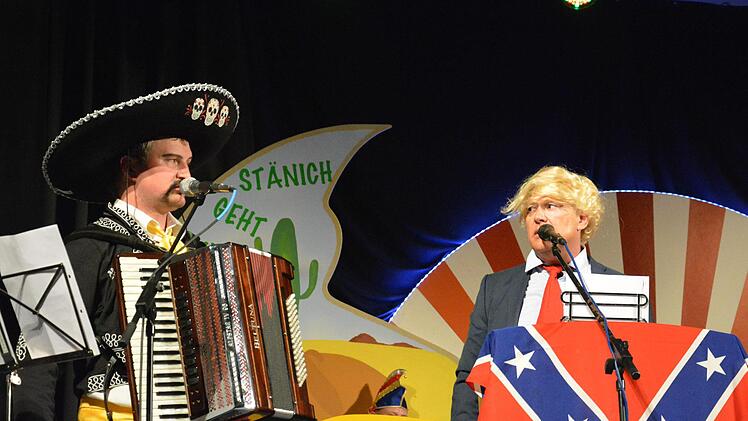 Donald Trump (rechts: Gerhard Dünisch) stand dem mexikanischen Treiben auf der Bühne kritisch gegenüber (links: Frank Schmitt). Foto: Björn Hein
