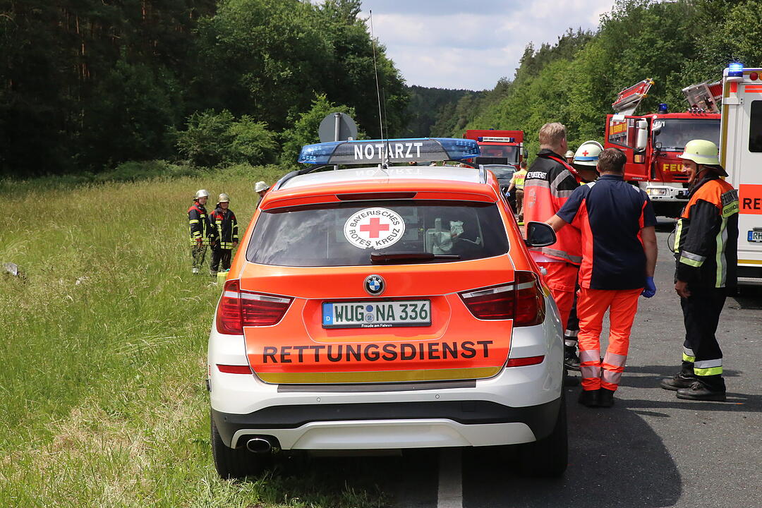 Tödlicher Unfall auf B466: Auto kollidiert mit Lkw