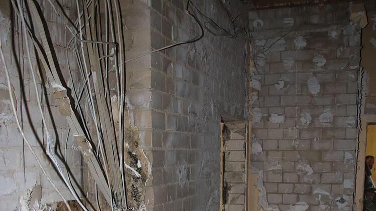 Derzeit wird die Schmeilsdorfer Schule entkernt. Bald rollen die Abrissbagger an. Foto: Jürgen Gärtner